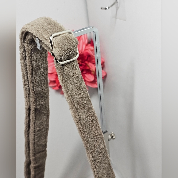 NEW Chanel beauty Precision  Crossbody Bag with Adjustable Strap - Picture 11 of 15